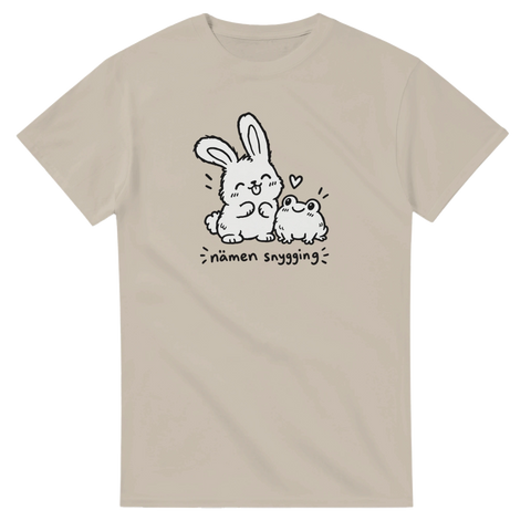 Beige t-shirt med en kanin och en groda med hjärta och texten Nämen snygging.