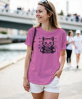 Mugshot-katt "Guilty of Being Too Cute", "No Regrets" på fuchsia dam-T-shirt.