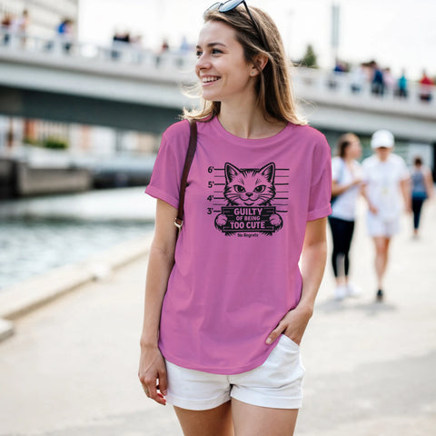Mugshot-katt "Guilty of Being Too Cute", "No Regrets" på fuchsia dam-T-shirt.