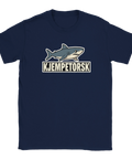 Illustration av en självsäker haj med texten Kjempetorsk tryckt på marinblå t-shirt