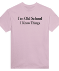 Svart text "I'm Old School I Know Things" på ljusrosa t-shirt med rund hals.