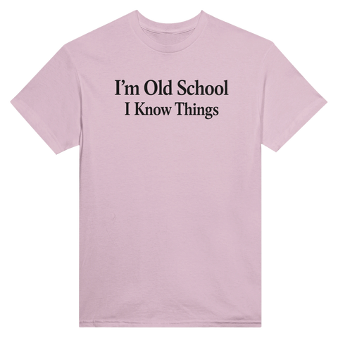 Svart text "I'm Old School I Know Things" på ljusrosa t-shirt med rund hals.
