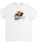 Vit t-shirt med Shirty-logga och grafisk apelsin på grönt färgstänk