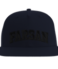Farsan" text i svart blockstil på marinblå snapback keps med platt skärm.