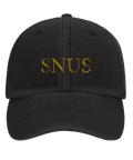 Svart dad cap med guldgul broderad text som säger SNUS
