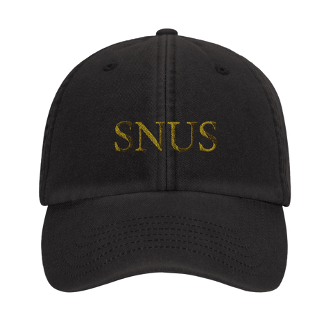 Svart dad cap med guldgul broderad text som säger SNUS