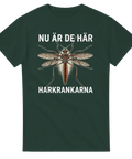 Humoristiskt motiv av en ranglig insekt på en skogsgrön t-shirt
