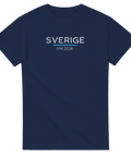 Sverige VM 2026-texttryck i grått och blått på marinblå t-shirt.