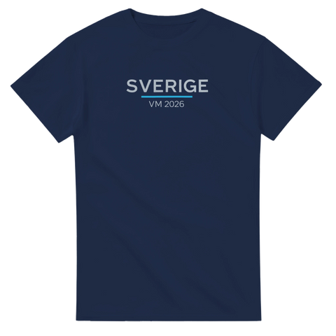 Sverige VM 2026-texttryck i grått och blått på marinblå t-shirt.