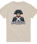 Tecknad Napoleon i uniform med text "NAPOLEON - LITEN MEN JOBBIG" på beige t-shirt.
