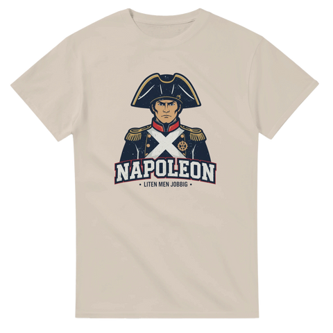 Tecknad Napoleon i uniform med text "NAPOLEON - LITEN MEN JOBBIG" på beige t-shirt.