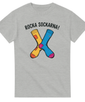Färgglatt motiv av två olika strumpor med budskapet Rocka Sockarna på grå t-shirt