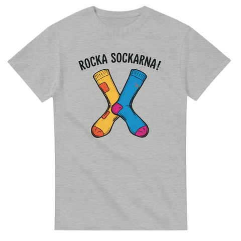 Färgglatt motiv av två olika strumpor med budskapet Rocka Sockarna på grå t-shirt