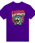 Lila t-shirt med en färgglad förvånad katt och texten Lesbians Eat What?!.