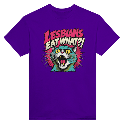 Lila t-shirt med en färgglad förvånad katt och texten Lesbians Eat What?!.