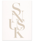 Närbild på en beige typografisk tavla med sofistikerade bokstäver som bildar ordet snusk i en lyxig stil.