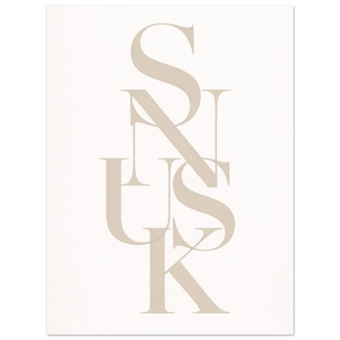 Närbild på en beige typografisk tavla med sofistikerade bokstäver som bildar ordet snusk i en lyxig stil.