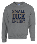 SMALL DICK ENERGY" i marinblå college-stil med guldkant på grå sweatshirt.