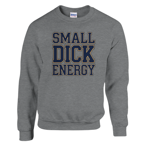 SMALL DICK ENERGY" i marinblå college-stil med guldkant på grå sweatshirt.