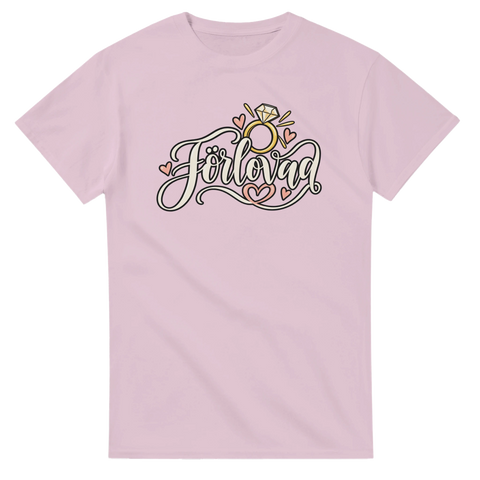 T-shirt med texten Förlovad, en förlovningsring och små hjärtan