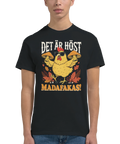 Man bär en t-shirt med texten Det är höst madafakas och svampgrafik