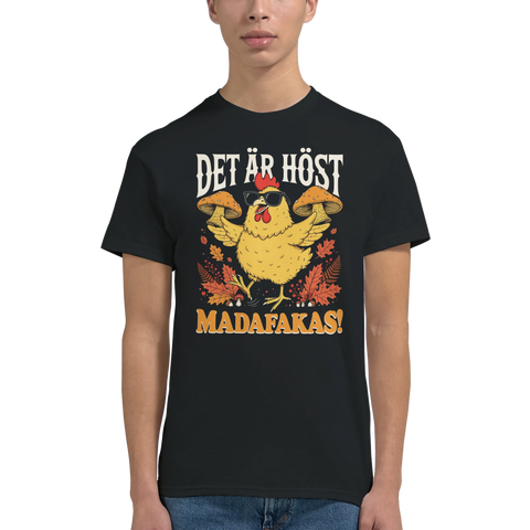 Man bär en t-shirt med texten Det är höst madafakas och svampgrafik