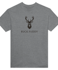 Stiliserat hjorthuvud med texten "BUCK FUDDY" på grå t-shirt, minimalistisk och humoristisk design.