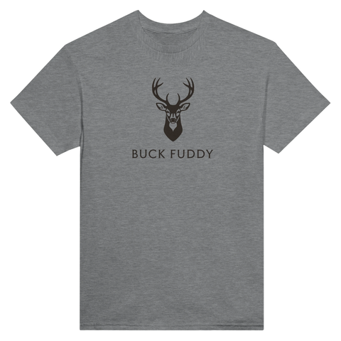 Stiliserat hjorthuvud med texten "BUCK FUDDY" på grå t-shirt, minimalistisk och humoristisk design.