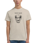 Tecknad strutsansikte med text "bird nerd" på beige t-shirt.
