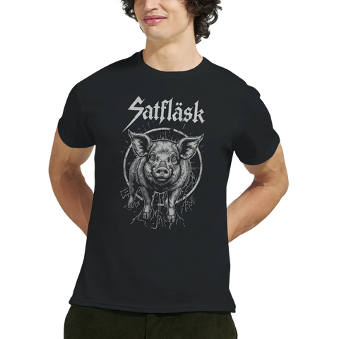 Närbild på en svart t-shirt med detaljerat vildsvinstryck i mörk estetik