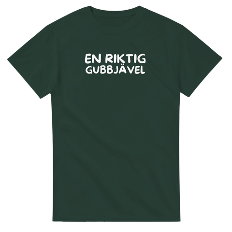 Vit text En riktig gubbjävel på mörkgrön t-shirt – humoristiskt budskap