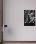 Svartvit poster, glamorös kvinna i hatt med slöja, pärlhalsband, lång cigaretthållare, text "CANCER".