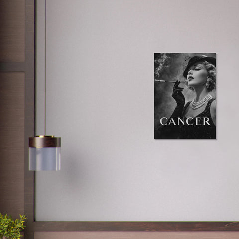 Svartvit poster, glamorös kvinna i hatt med slöja, pärlhalsband, lång cigaretthållare, text "CANCER".