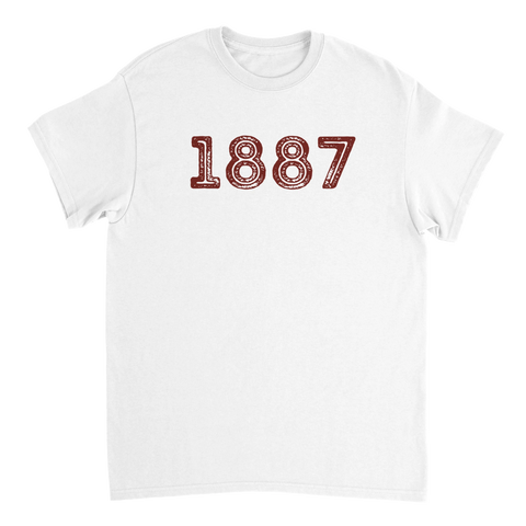 Vit t-shirt med årtalet 1887 i vinrött tryck med retrostil