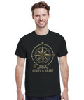 En leende man bär en svart t-shirt med ett stort cirkulärt sjöfartsmotiv och kompassdetaljer.