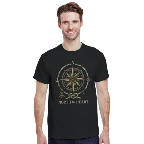 En leende man bär en svart t-shirt med ett stort cirkulärt sjöfartsmotiv och kompassdetaljer.