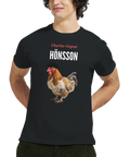 Charles-Ingvar Hönsson-tryck med tupp i basker och glasögon på svart t-shirt.