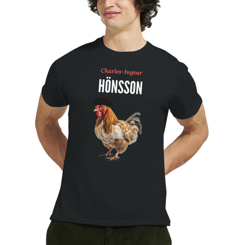Charles-Ingvar Hönsson-tryck med tupp i basker och glasögon på svart t-shirt.