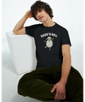 Man bär svart t-shirt med humoristiskt Gotlandsmotiv och grafiskt tryck