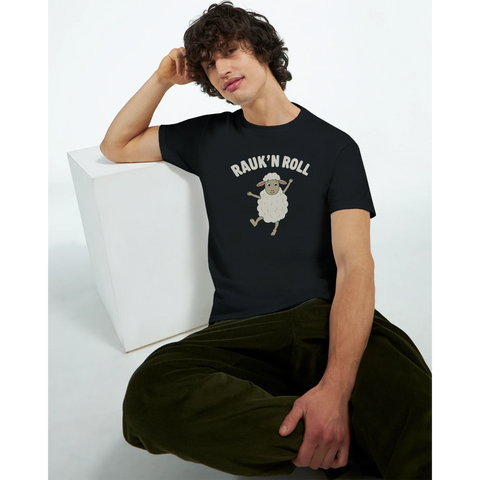 Man bär svart t-shirt med humoristiskt Gotlandsmotiv och grafiskt tryck