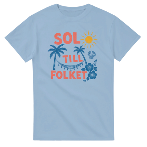 Grafiskt tryck med sol, hav och hibiskusblommor på ljusblå t-shirt