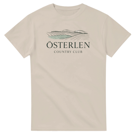 Österlen Country Club illustration i gröna toner på beige t-shirt