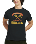 Kungen av grillen"-tryck med korsade grillspadar, stjärnor och banderoll på svart t-shirt.