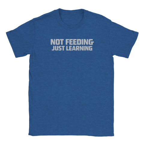 NOT FEEDING JUST LEARNING" text på en mörkblå t-shirt med rund hals.