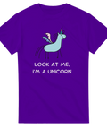 Färgglad enhörningsdesign med vit text på en lila t-shirt.