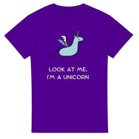 Färgglad enhörningsdesign med vit text på en lila t-shirt.