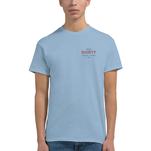Ljusblå t-shirt med det exklusiva Shirty Casual-motivet i rött och blått