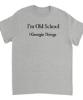 Svart text "I'm Old School I Google Things" på gråmelerad t-shirt med rund hals.