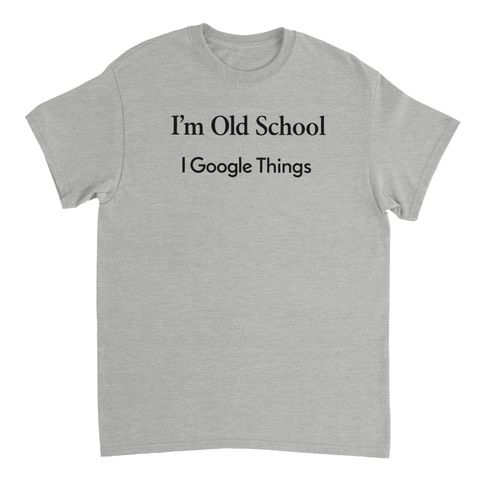 Svart text "I'm Old School I Google Things" på gråmelerad t-shirt med rund hals.