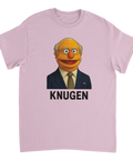 Muppknugen-tryck med gubbe i kostym, slips och svensk flagga, text "KNUGEN", på ljusrosa t-shirt.